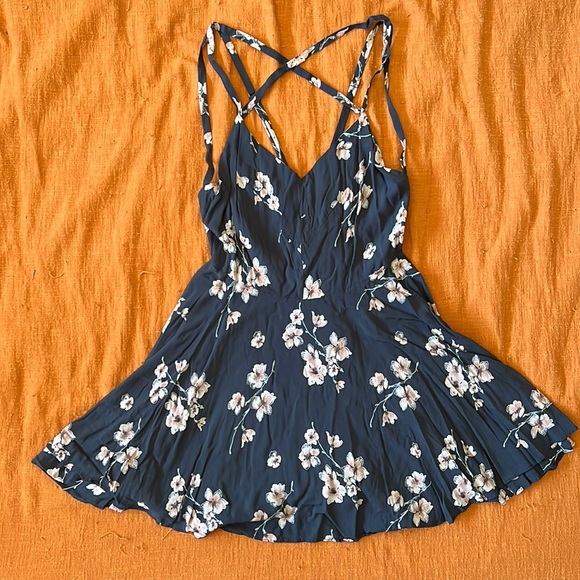 Blue floral Scarlett Fit Flare dress by Kimchi Blue size 6 - Picture 1 of 1